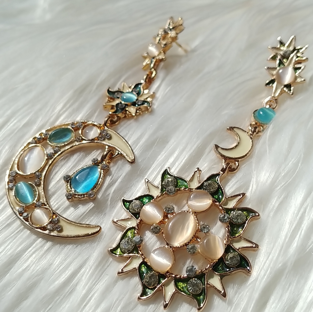 🎈NEW Gold Sun Moon Blue Celestial Dangle Earrings - Picture 3 of 7